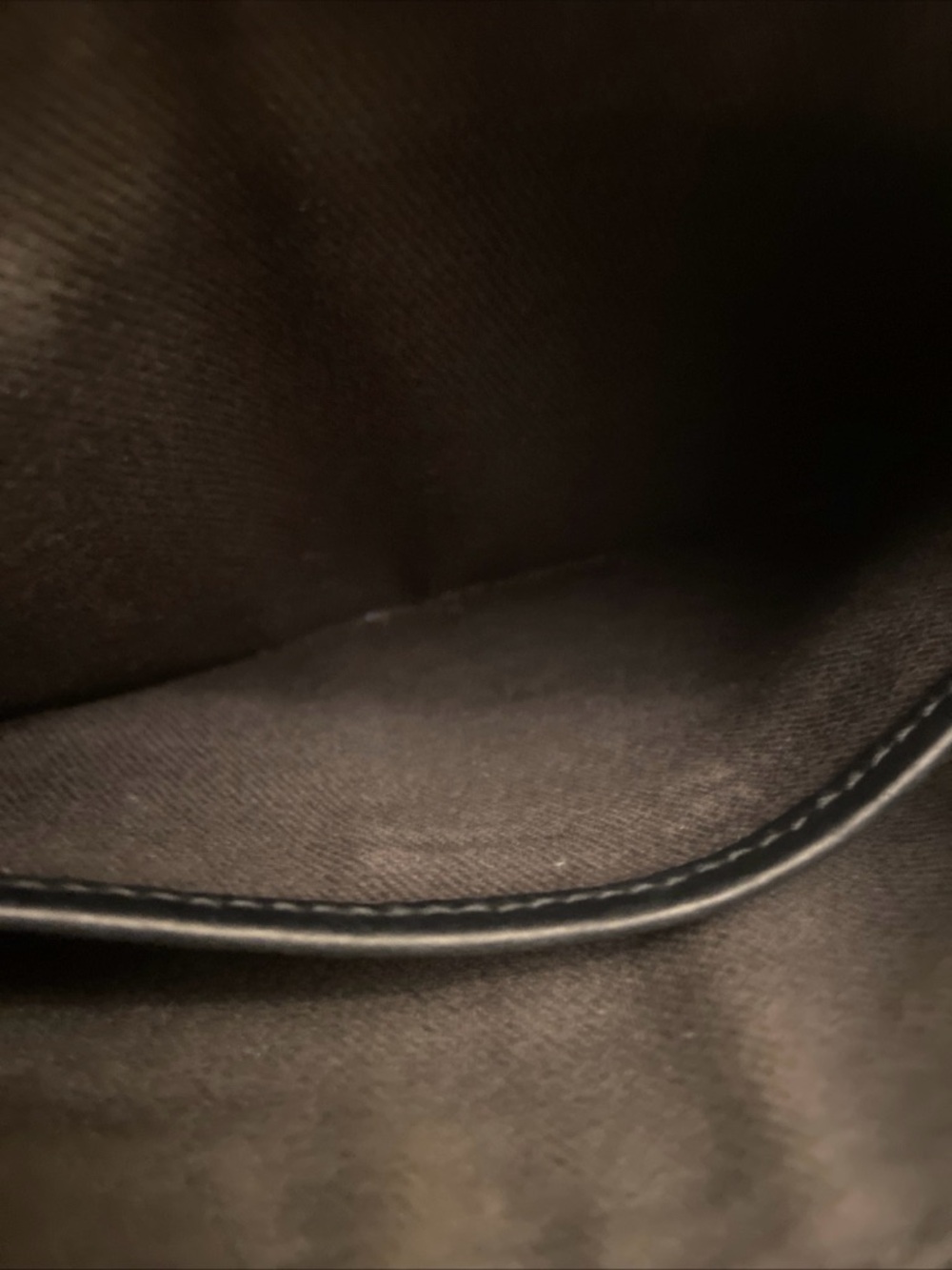 MADEWELL The Simple Crossbody Bag in True Black. - Picture 13 of 14